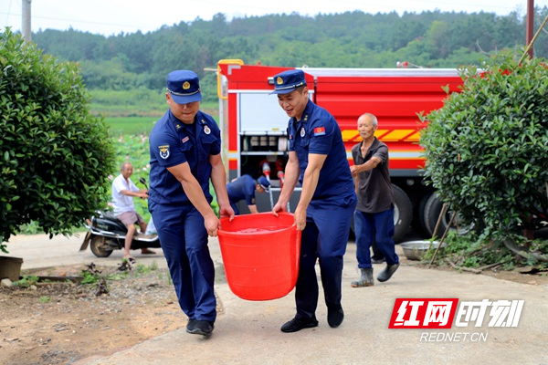 常德：村民用水难消防化身“送水工”解燃眉